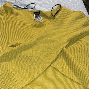 Knitted cropped sweater.